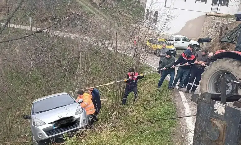 Fırtına Gücüyle Sürüklendi: Otomobil Fındık Bahçesine Düştü!