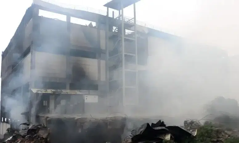 Arsin'de Fındık Üretim Tesisinde Yangın Çıktı: 3 Kişi Yaralandı!