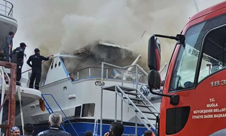 Sadri Şener'in Motoryatında Yangın: 5 Kişi Hastaneye Kaldırıldı!