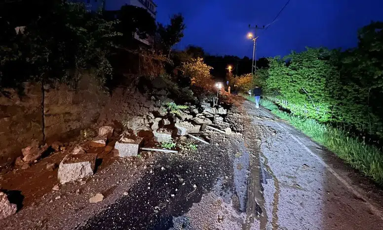 Yomra'da İstinat Duvarı Çöktü, Yol Geçici Olarak Trafiğe Kapandı