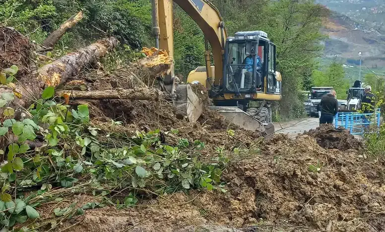 Trabzon'da Heyelan Nedeniyle Ana Yol Ulaşıma Kapatıldı!
