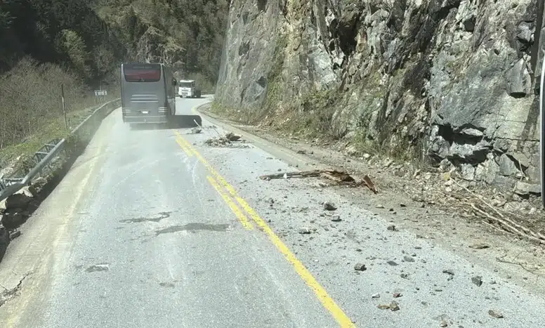 Uzungöl Yolunda Kaya Düşmesi Trafik Akışını Olumsuz Etkiledi