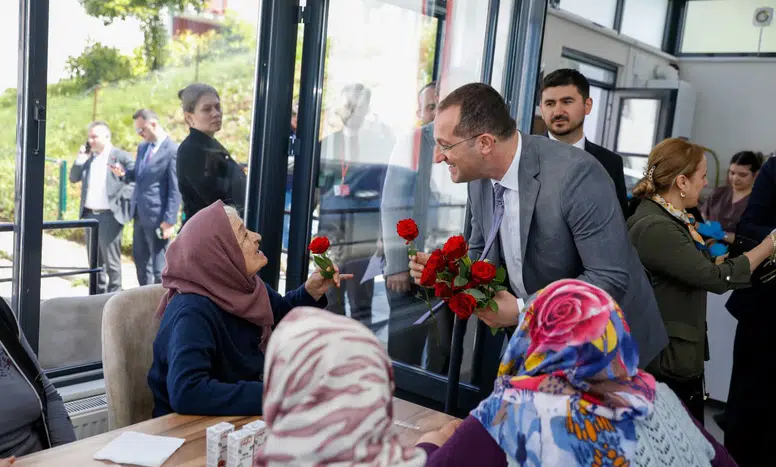 Başkan Ekim, Anneler Günü'nde Huzurevi'ni Ziyaret Etti