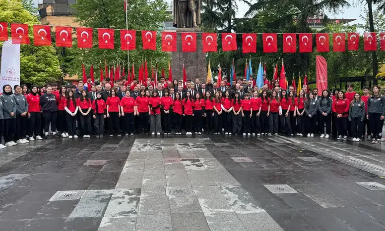 Trabzon'da 19 Mayıs Bayramı'nda Atatürk Anıtı'na Çelenk Sunuldu