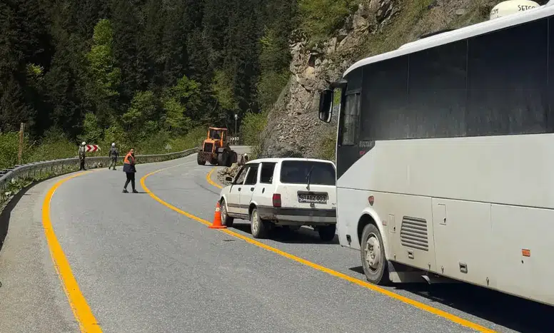 Uzungöl'de Taş Düşmeleri Turizm Güvenliğini Tehdit Ediyor