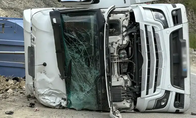 Araklı'da Tır Kazası: Sürücü Yaralandı, Sağlık Durumu Stabil
