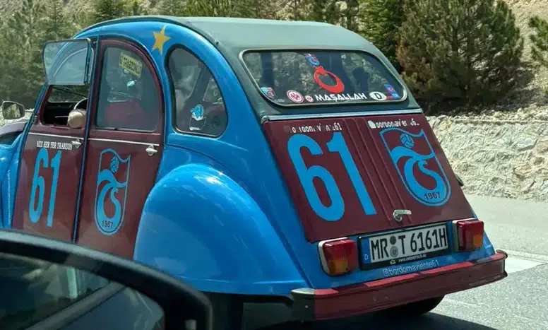 Bordo-Mavi Klasik Otomobil, Trabzonspor Sevgisini Yolda Sergiliyor!