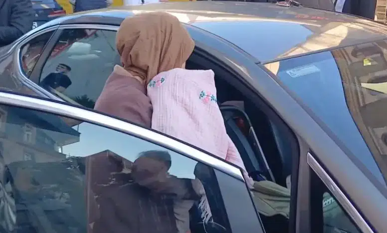 Bebeği Arabada Mahsur Kalan Anneye Çevre Halkından Yardım Eli Uzandı