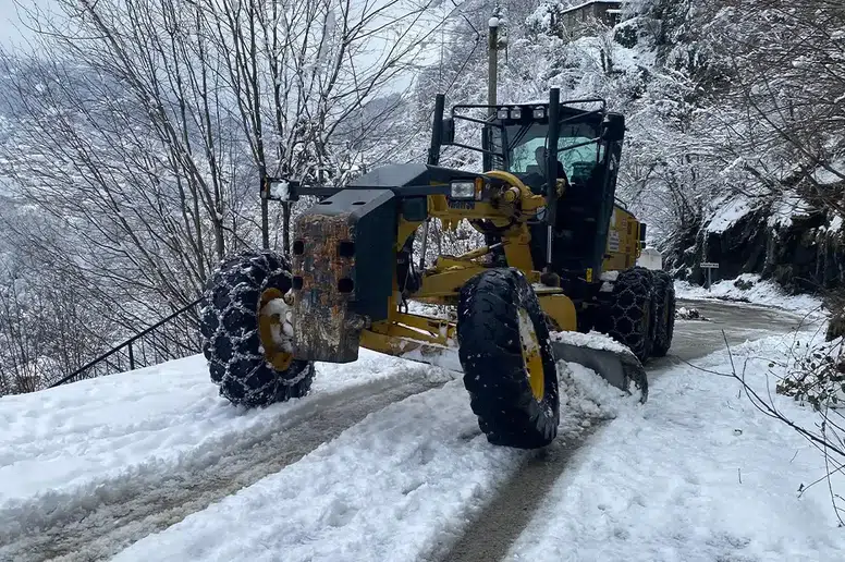 Trabzon'da Karla Mücadele: 122 Personel ile Kapalı Yollar Açılıyor