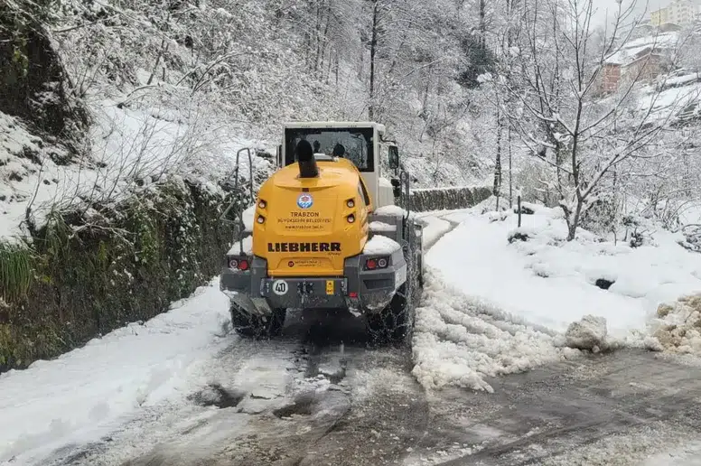 Trabzon'da Yoğun Kar Yağışı Nedeniyla 40 Mahalle Yolu Kapatıldı