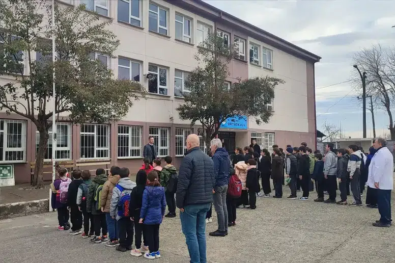 Trabzon’da Deprem Şehitleri Anısına Okullarda Duygu Dolu Anma Töreni