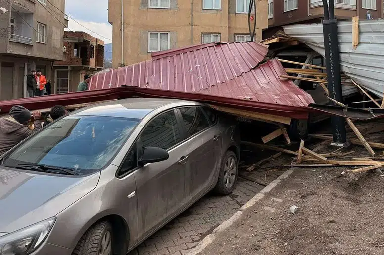 Ordu'da Şiddetli Rüzgar, Evler ve Elektrik Hatlarına Zarar Verdi