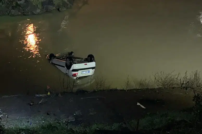 Akçaabat'ta Kontrolden Çıkan Otomobil Sera Gölü'ne Düştü