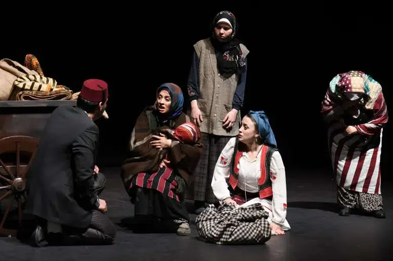 Trabzon Tiyatrosu "Muhacirlik" ile Göç Tarihini Sahneye Taşıdı