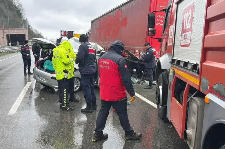 Hopa'da Trafik Kazası: İki Ölü, Bir Yaralı Hastaneye Kaldırıldı