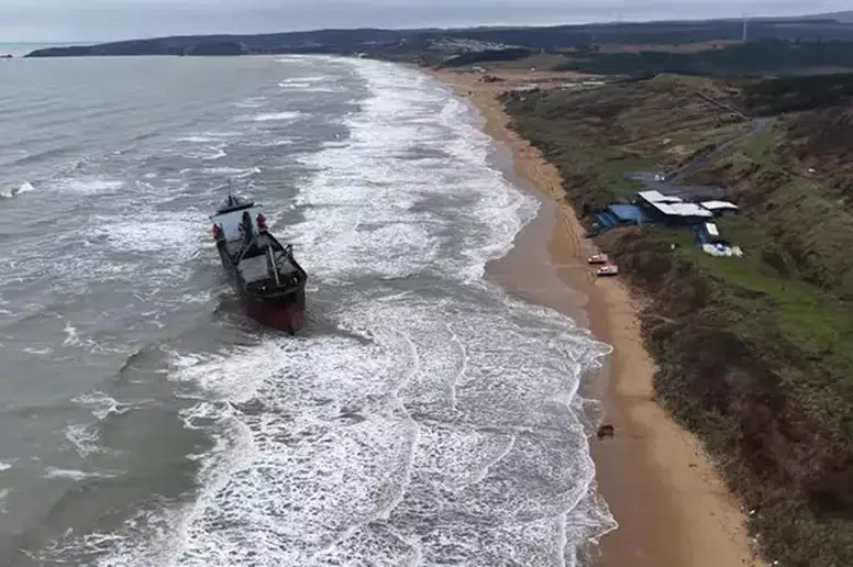 Sarıyer'de 'Razouk' Gemisi Karaya Oturdu, Kurtarma Çalışmaları Sürüyor