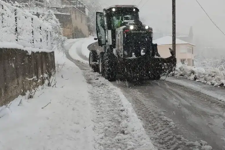 Trabzon'da Kışın Sert Yüzü: 19 Mahallede Kar Engeli