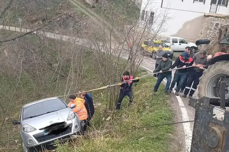 Fırtına Gücüyle Sürüklendi: Otomobil Fındık Bahçesine Düştü!