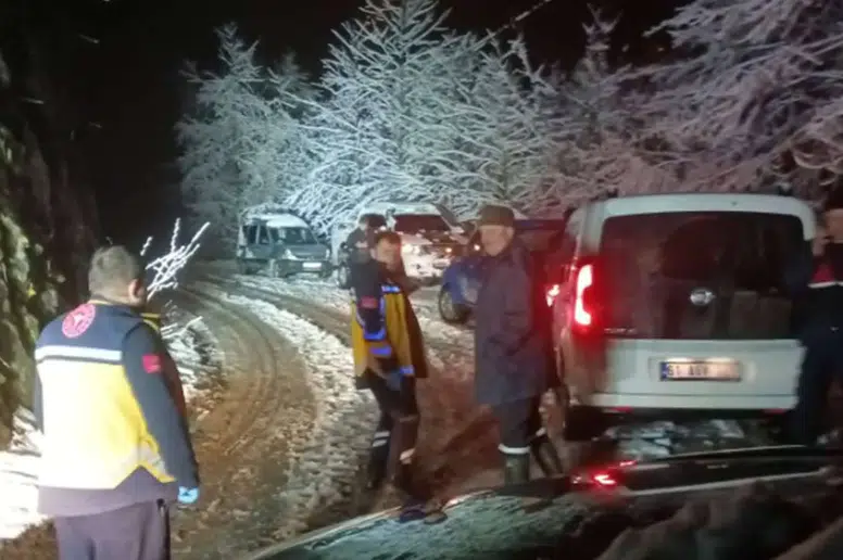 Trabzon'da Kar Yağışının Ardından Kaygan Yolda Trafik Kazası!