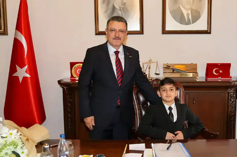 Trabzon'da 23 Nisan’da Miniklere Temsili Başkanlık Sevinci!