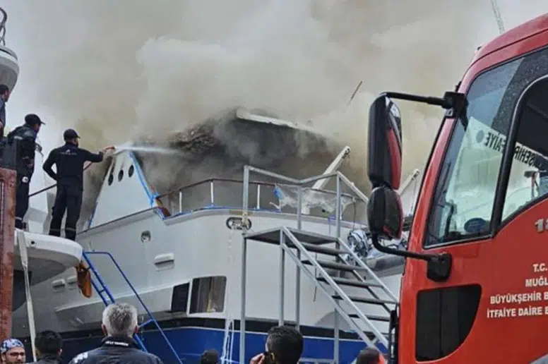 Sadri Şener'in Motoryatında Yangın: 5 Kişi Hastaneye Kaldırıldı!