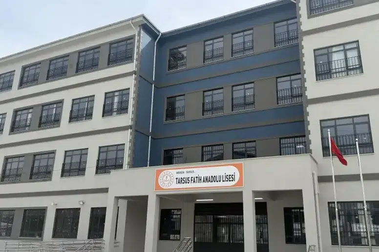 Tarsus'ta Liseli Öğrenci Okulda Tabancayla Ele Geçirildi!