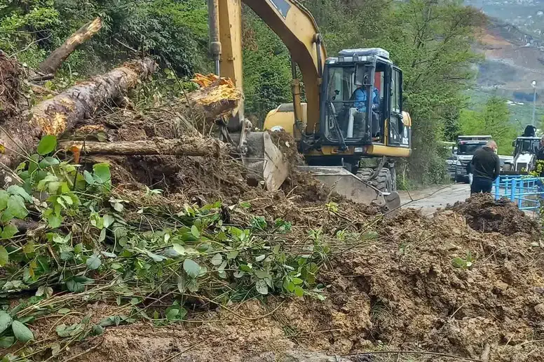 Trabzon'da Heyelan Nedeniyle Ana Yol Ulaşıma Kapatıldı!