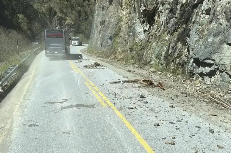 Uzungöl Yolunda Kaya Düşmesi Trafik Akışını Olumsuz Etkiledi