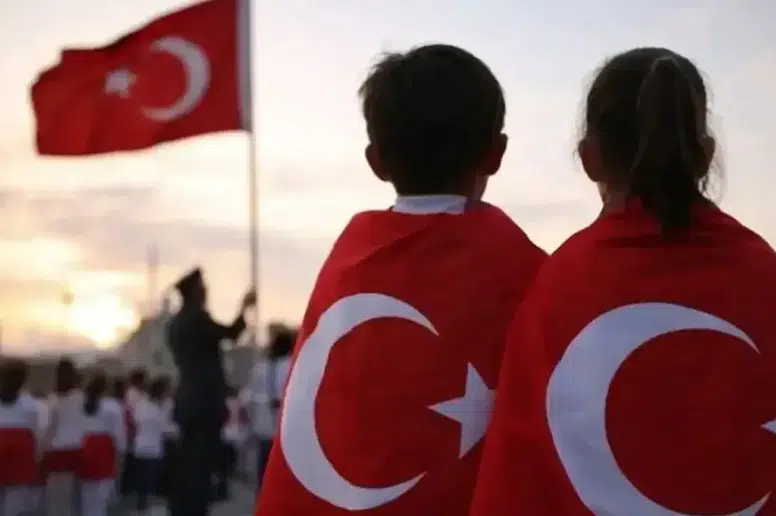 Trabzon'da 23 Nisan Kutlamalarını Yağmur Gölgede Bıraktı!