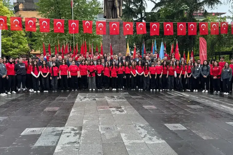Trabzon'da 19 Mayıs Bayramı'nda Atatürk Anıtı'na Çelenk Sunuldu