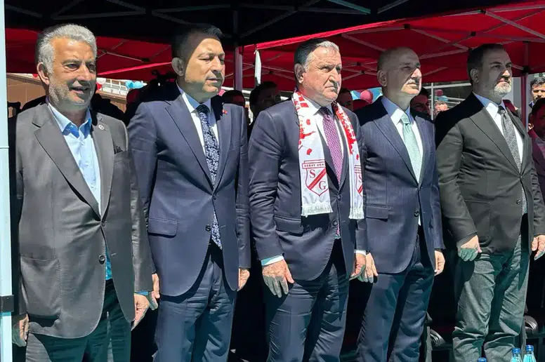 Akçaabat'ta Yarı Olimpik Yüzme Havuzu Hizmete Girdi