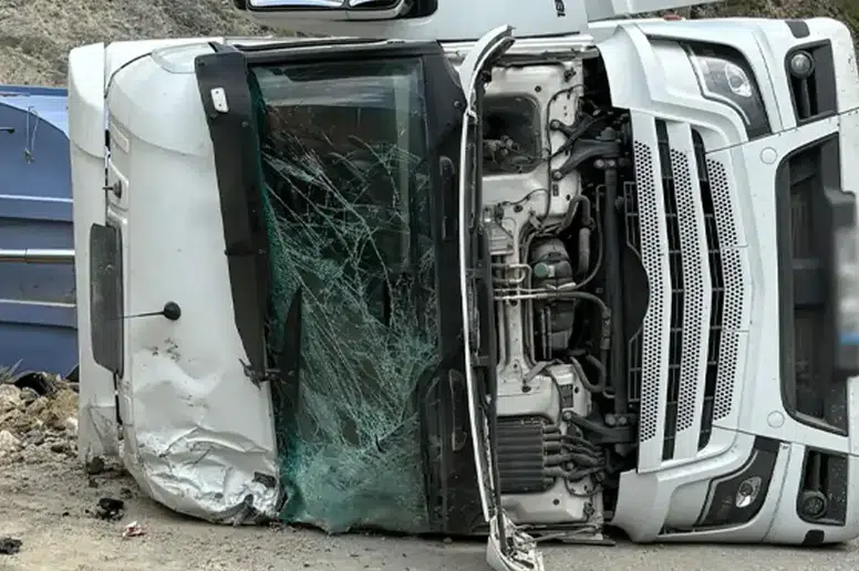 Araklı'da Tır Kazası: Sürücü Yaralandı, Sağlık Durumu Stabil