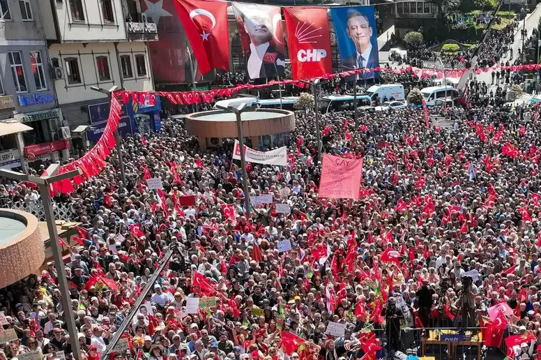 AK Parti’den Özgür Özel’in Rize Mitingine Yönelik Ağır Tepki Geldi!