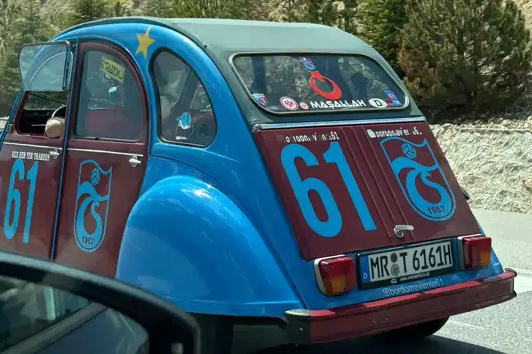 Bordo-Mavi Klasik Otomobil, Trabzonspor Sevgisini Yolda Sergiliyor!