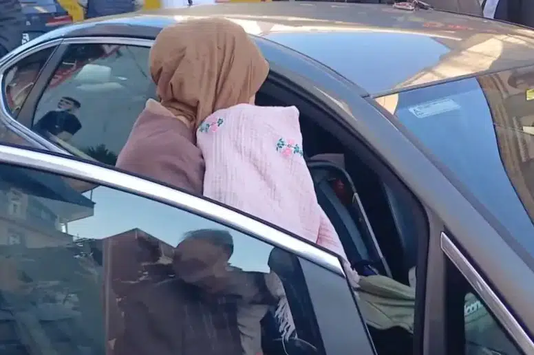 Bebeği Arabada Mahsur Kalan Anneye Çevre Halkından Yardım Eli Uzandı